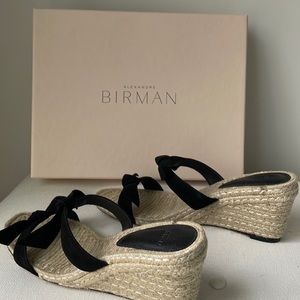 Gorgeous wedge with black details! Perfect and pristine condition!